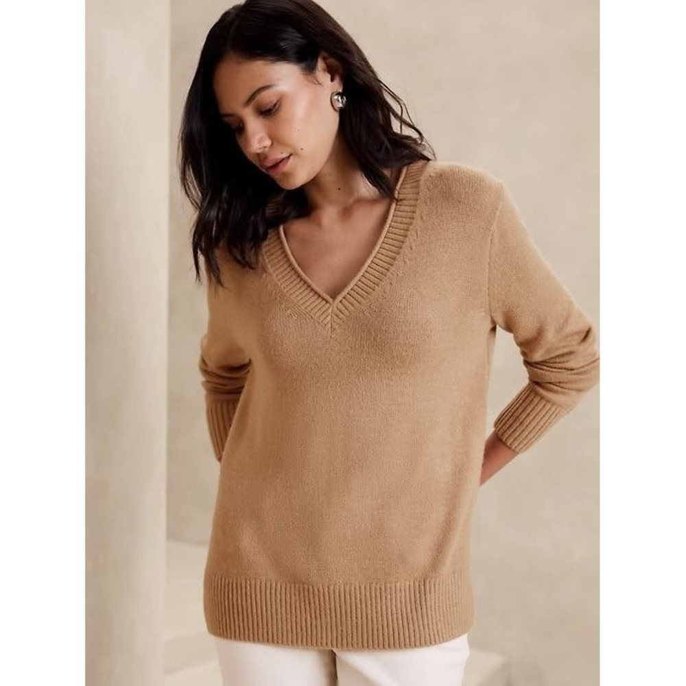 Banana Republic Essential V-Neck Sweater Womens Medium Camel Tan Side Slit Knit